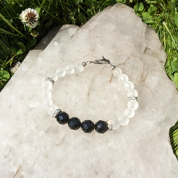 Handmade Faceted Black Onyx and Frosted Quartz Bracelet - Size 7" - Picture 4 of 8